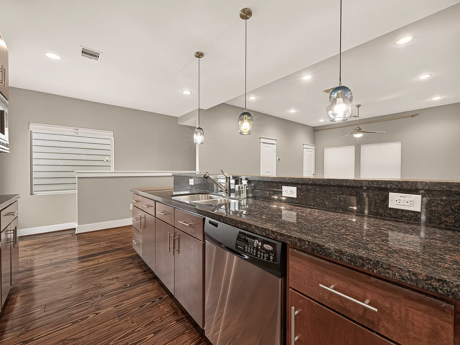2 bed, 2.5 bath, 1912 sqft, $2,700 — Photo 3