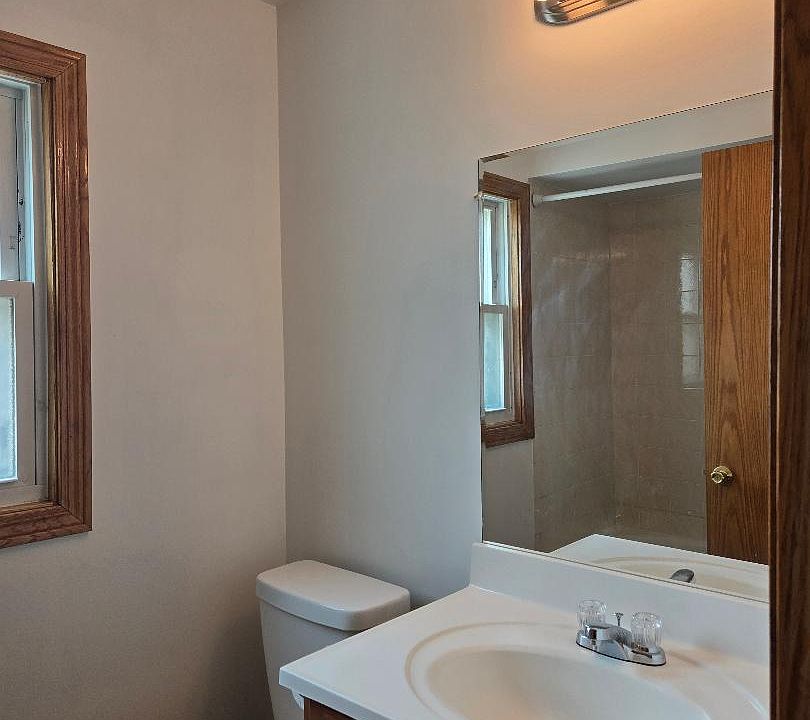 bathroom with shower tub