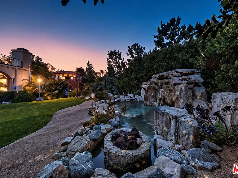 2374 Earls Ct — Photo 43