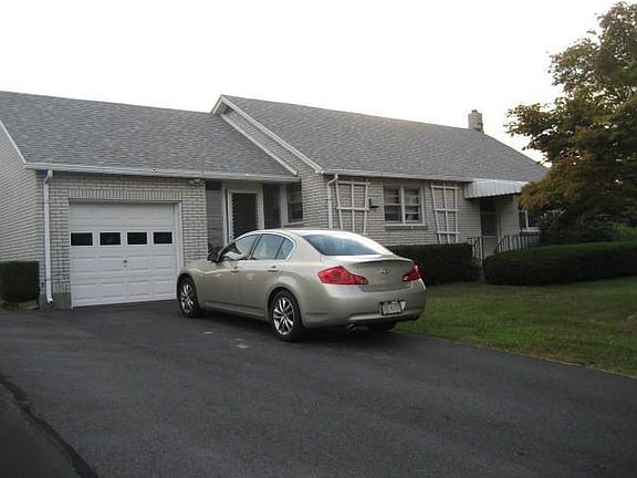 front of home w/ driveway and garage