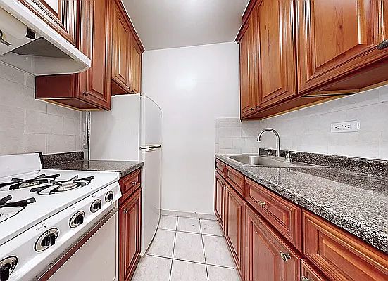 2nd image of 220 E 26th St APT 1B