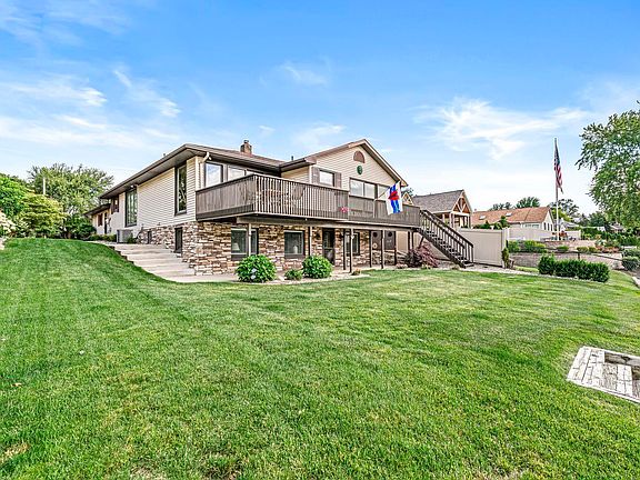 3rd image of 23050 Greenleaf Blvd