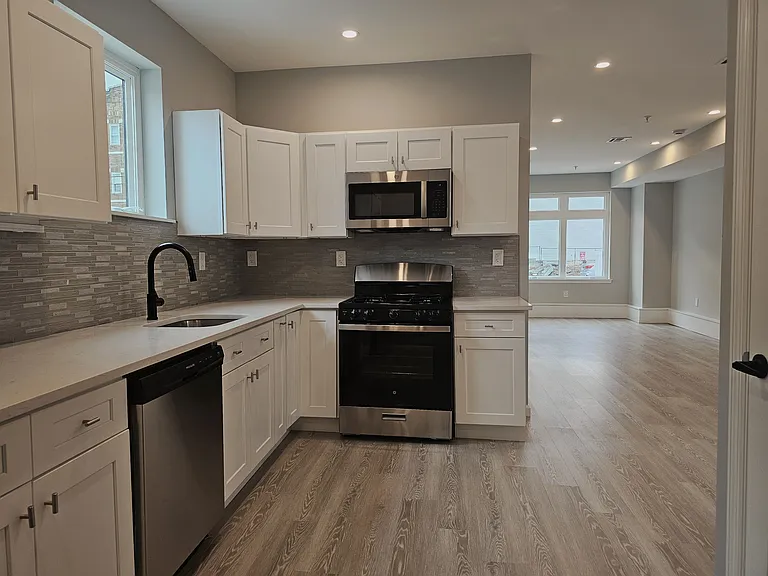 30 Auburn St #2 — Photo 1