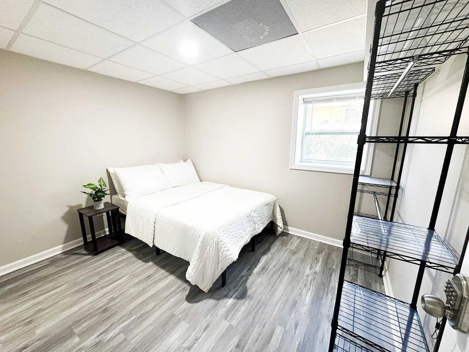 4 bed, 3.0 bath, 2400 sqft, $910 — Photo 1