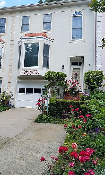 A Charleston Bay garden home