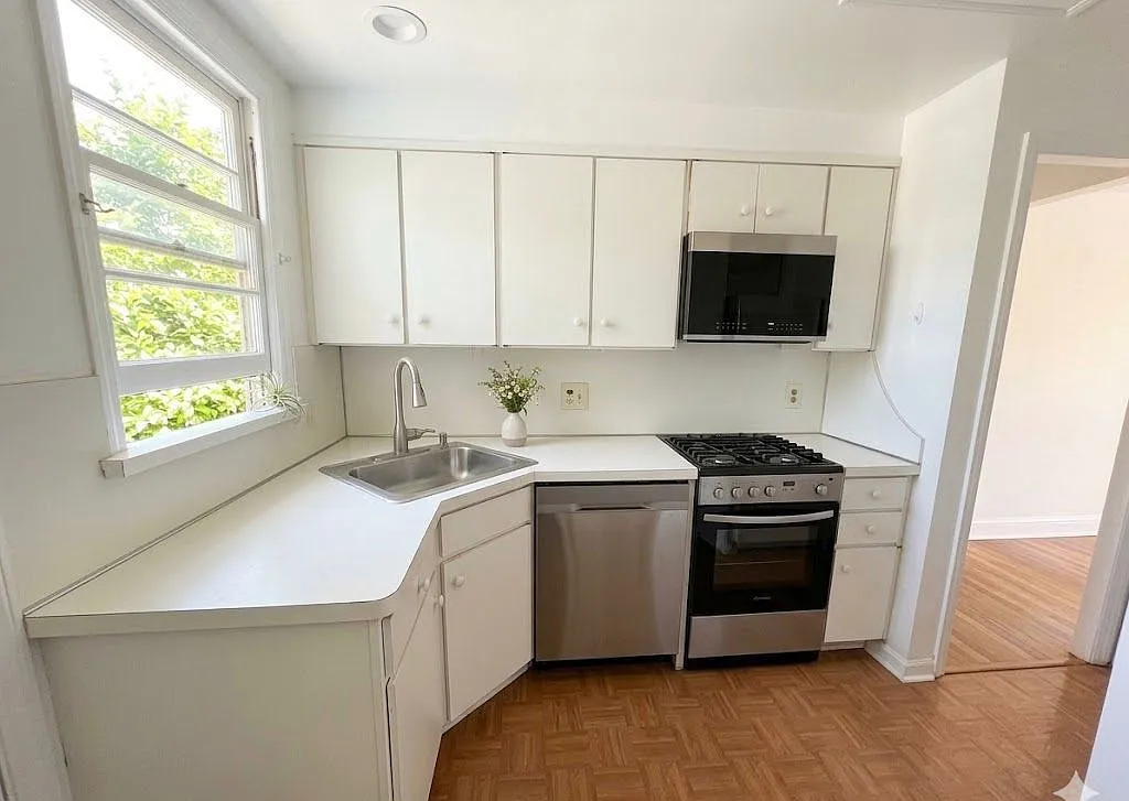 3 bed, 900 sqft, $2,400 — Photo 4