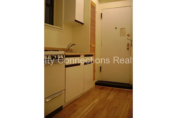 Rented by City Connections Realty | media 10