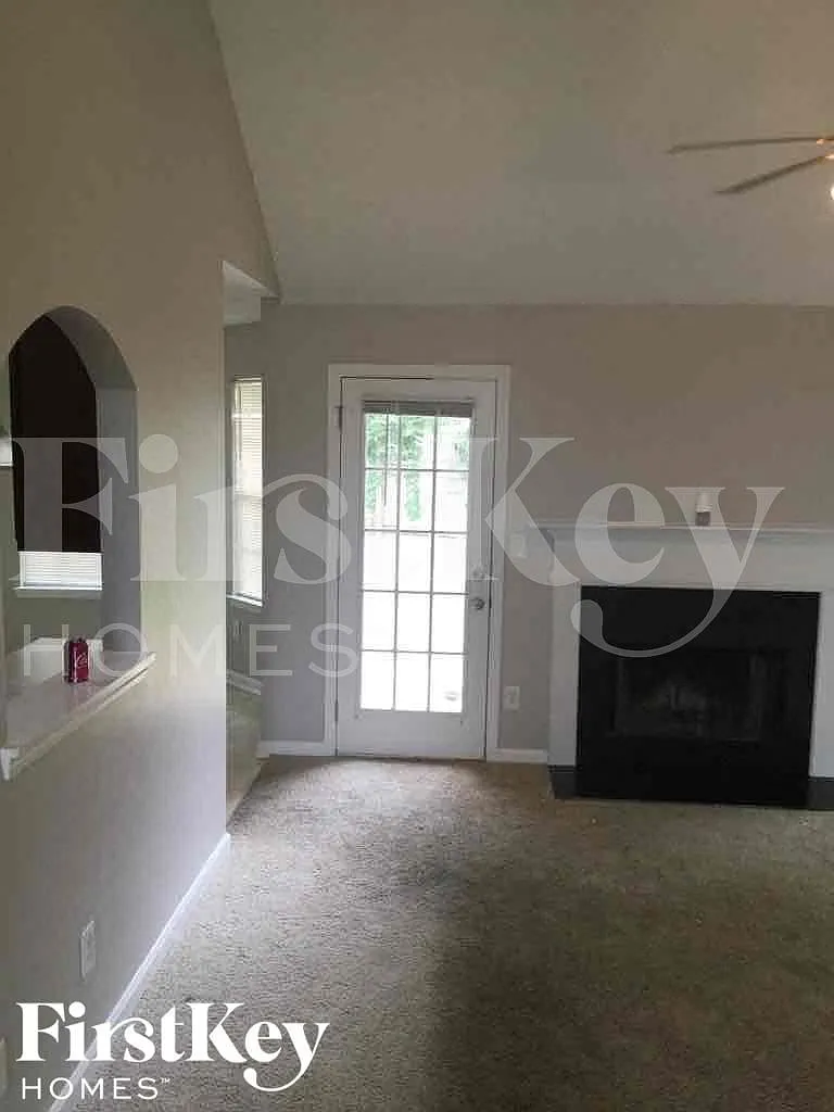 3 bed, 2.5 bath, 1445 sqft, $2,070 — Photo 2