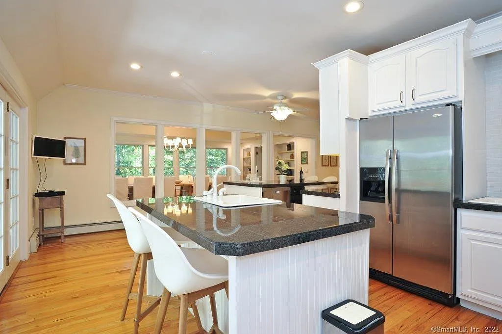 3 bed, 3.5 bath, 4251 sqft, $30,900 — Photo 3