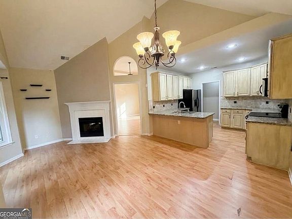 4th image of 530 Country Club Dr
