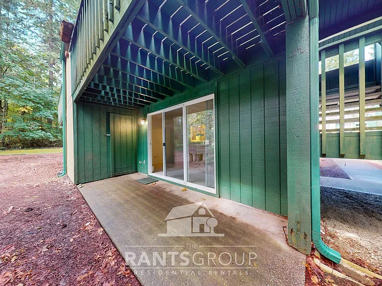 Lovely, wooded 2-bedroom apartment with a large private deck and in-unit washer & dryer! — Photo 27