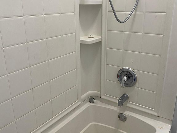 5th image of 610 1/2 N Main St APT 4