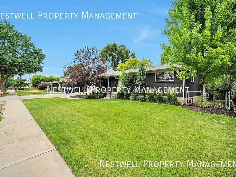 1335 E Maplewood Dr — Photo 3
