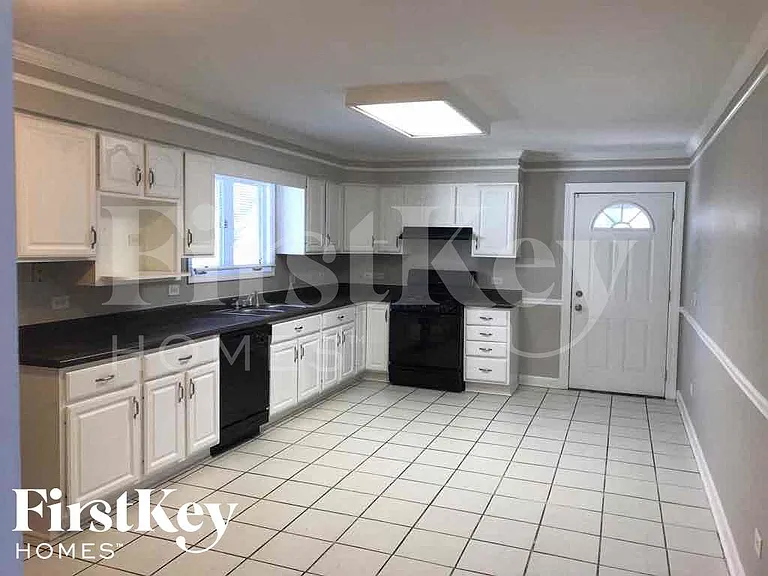 100 S Dilger Ave — Photo 4