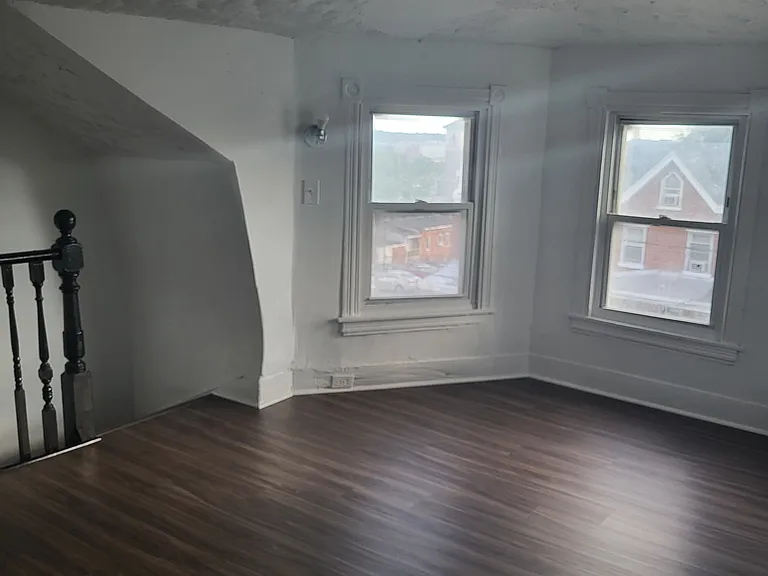 1115 W 6th St — Photo 4