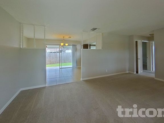 3rd image of 1484 Bloomingdale Rd