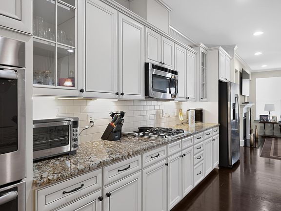 4th image of 122 Spring Pine Ln
