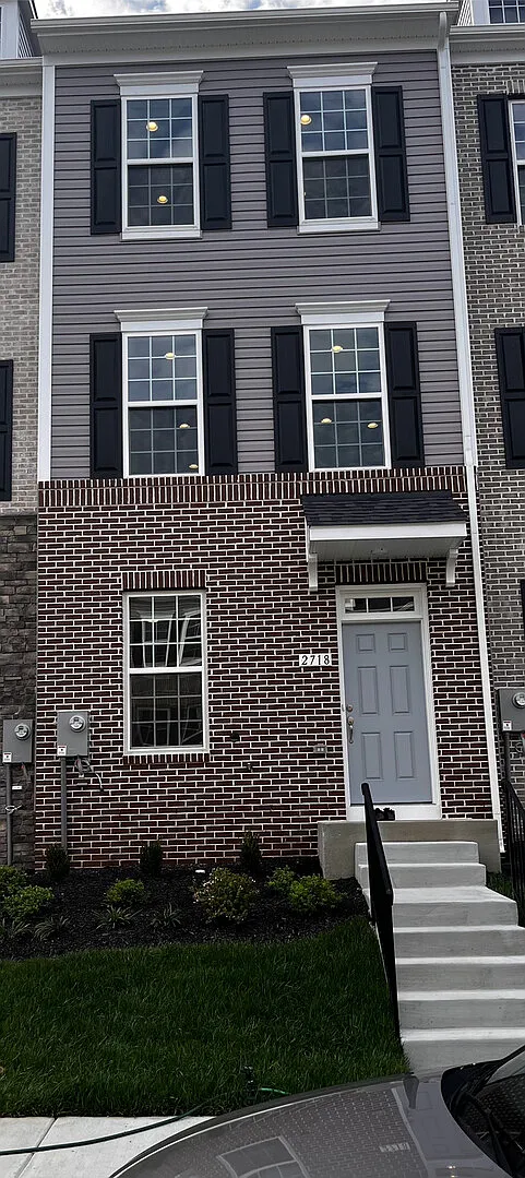 New Beautifully Maintained Townhouse in Quiet Community — Photo 3