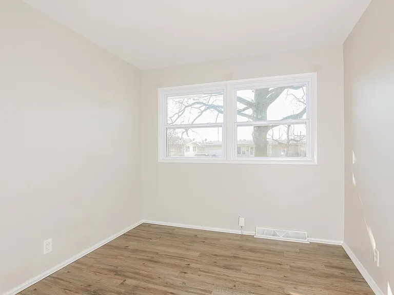 526619_027_bedroom_13529446.jpg
