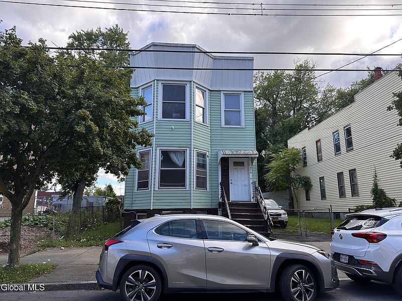 2nd image of 476 2nd Street