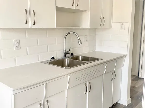 13204 132nd St NW #8, Edmonton, AB T5L 1R8