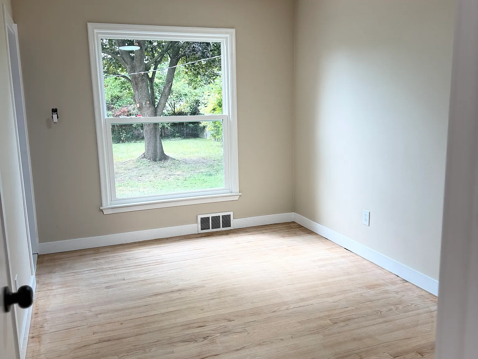 3 bed, 1.5 bath, 1194 sqft, $2,400 — Photo 3