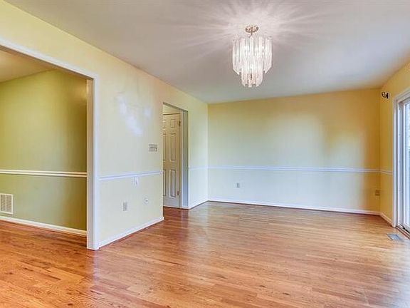 2nd image of 32 Black Oak Ct
