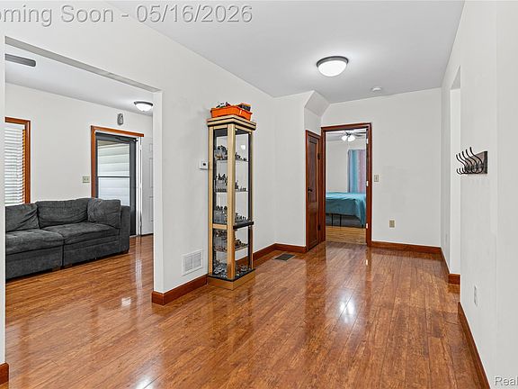 5th image of 6383 Lapeer Rd