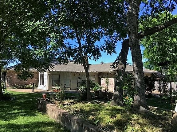 2nd image of 1006 Hunters Creek Dr