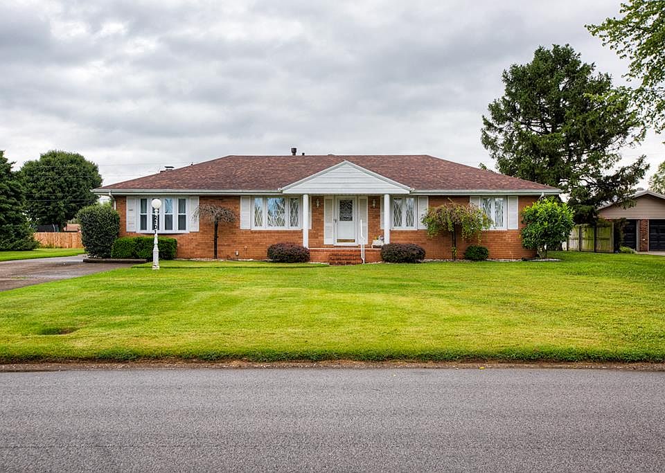 1st image of 2101 Woodland Dr