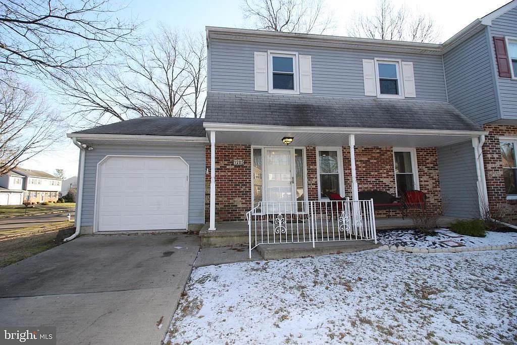 1265 Harrow Cres photo 1