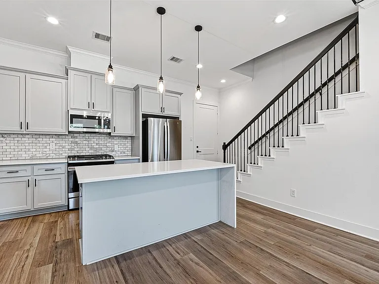 7314 Avenue L — Photo 2