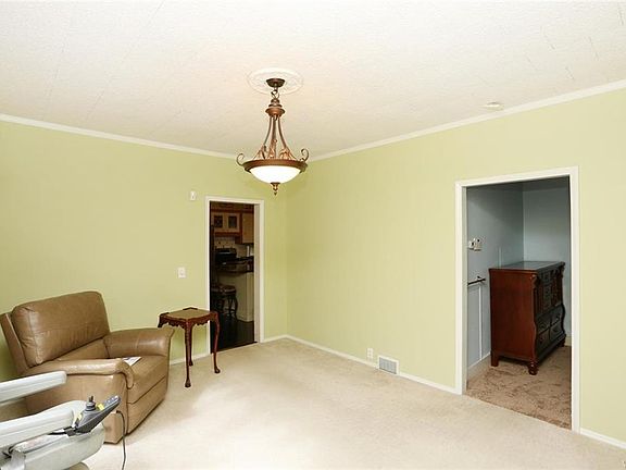 5th image of 208 Schiller St