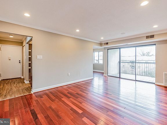 3rd image of 605 Center St APT 203