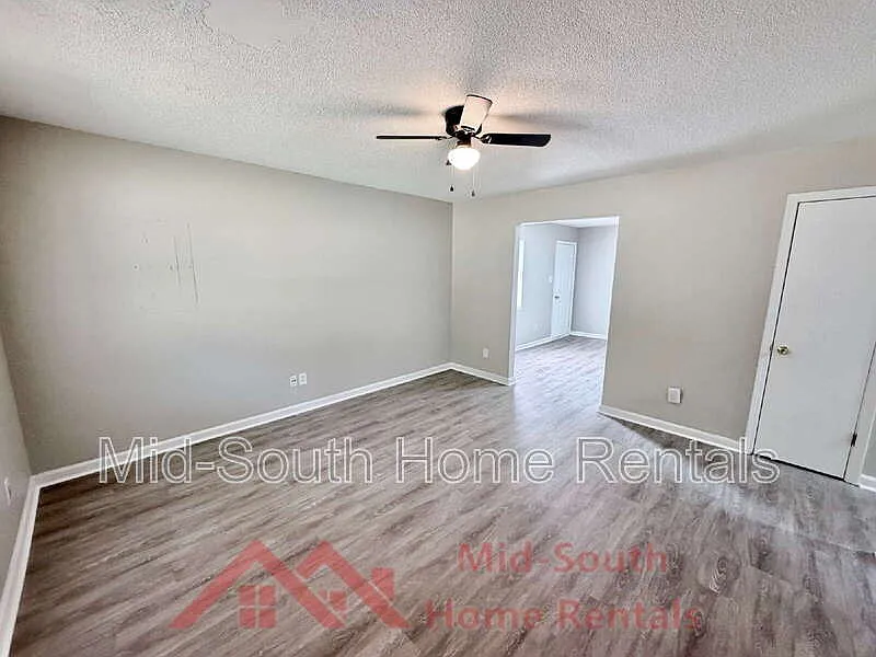 3 bed, 1.5 bath, 1066 sqft, $1,095 — Photo 3