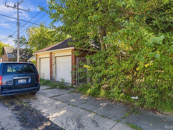 6th image of 18716 Westphalia St