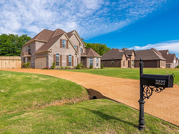 3rd image of 3227 Fossil Hill Dr