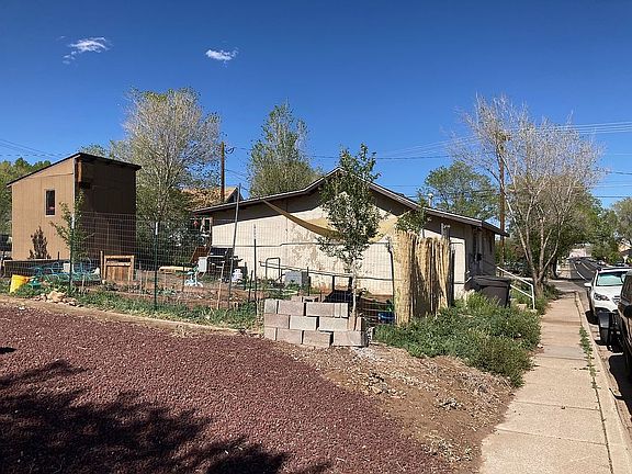 3rd image of 904 W Clay Ave
