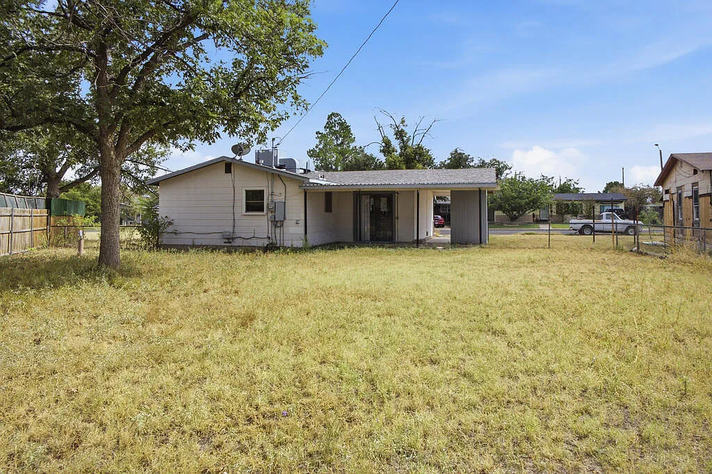 3 bed, 2.0 bath, 1174 sqft, $2,000 — Photo 4