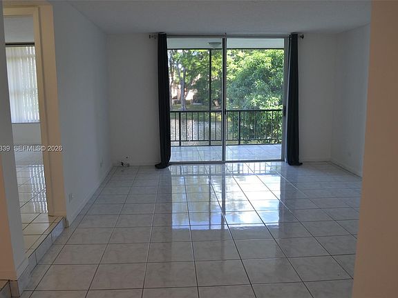 4th image of 3670 Inverrary Dr APT 2D