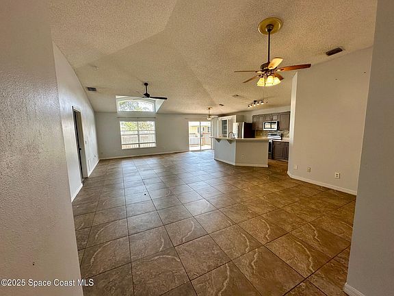 4th image of 830 Sandhurst Ct #0