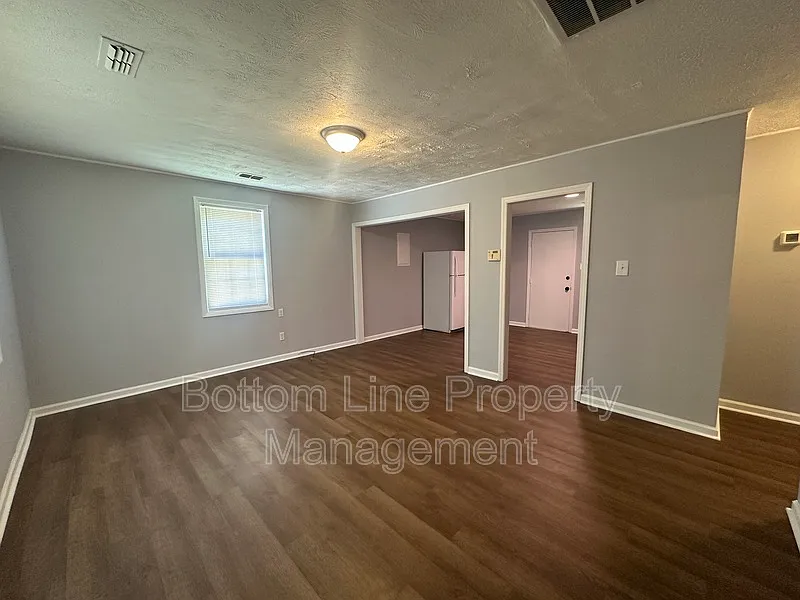 2 bed, 1.0 bath, 768 sqft, $1,050 — Photo 3