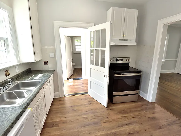945 Sycamore St — Photo 6