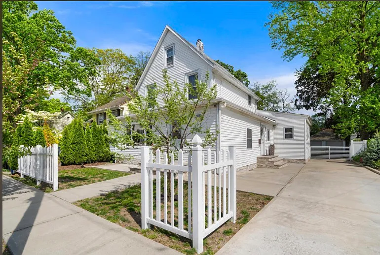 3 bed, 1.5 bath, $3,750 — Photo 1