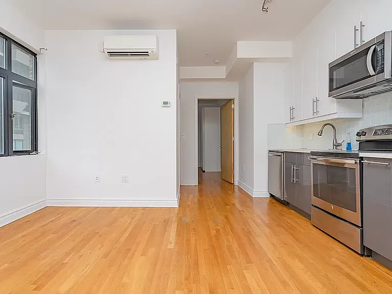 2620 Jackson Ave #3B — Photo 3