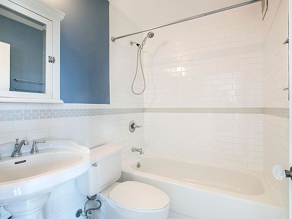 5th image of 300 W 110th St APT 12E