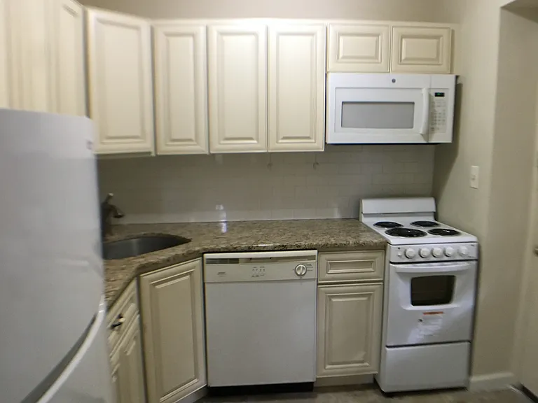 525 W Butler Pike #15 — Photo 4
