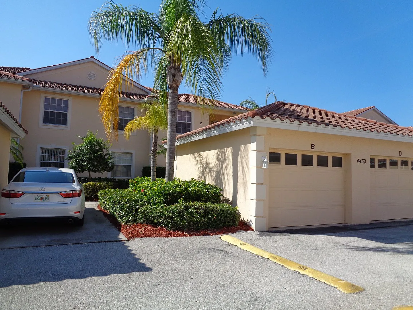 Available 2BR+Den/2BA/1CG 1st Floor Condo — Photo 2