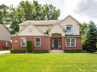 14274 Red Pine Dr, Sterling Heights, MI 48313