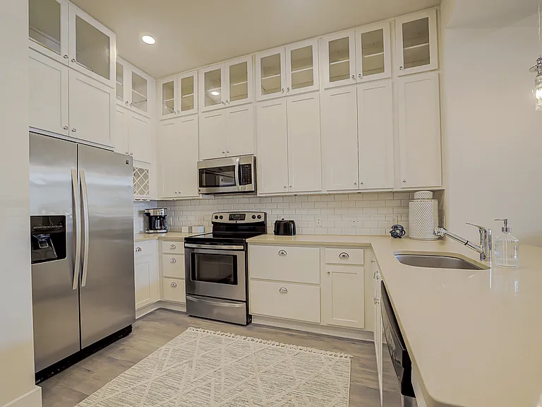Holly Crest Apartments — Photo 22